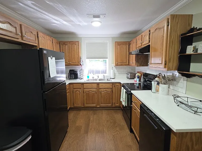 105 Pecan St — Photo 6