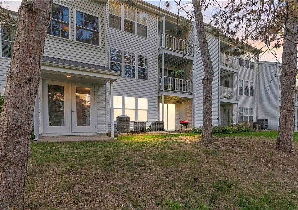 1st image of 12 Walden Dr APT 12