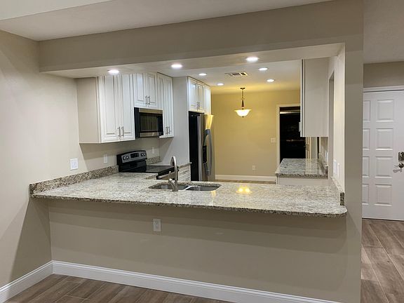 3rd image of 7641 Fenwick Cove Ln