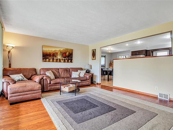 4th image of 26 Greenway Blvd