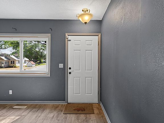2nd image of 995 Rose Ave E