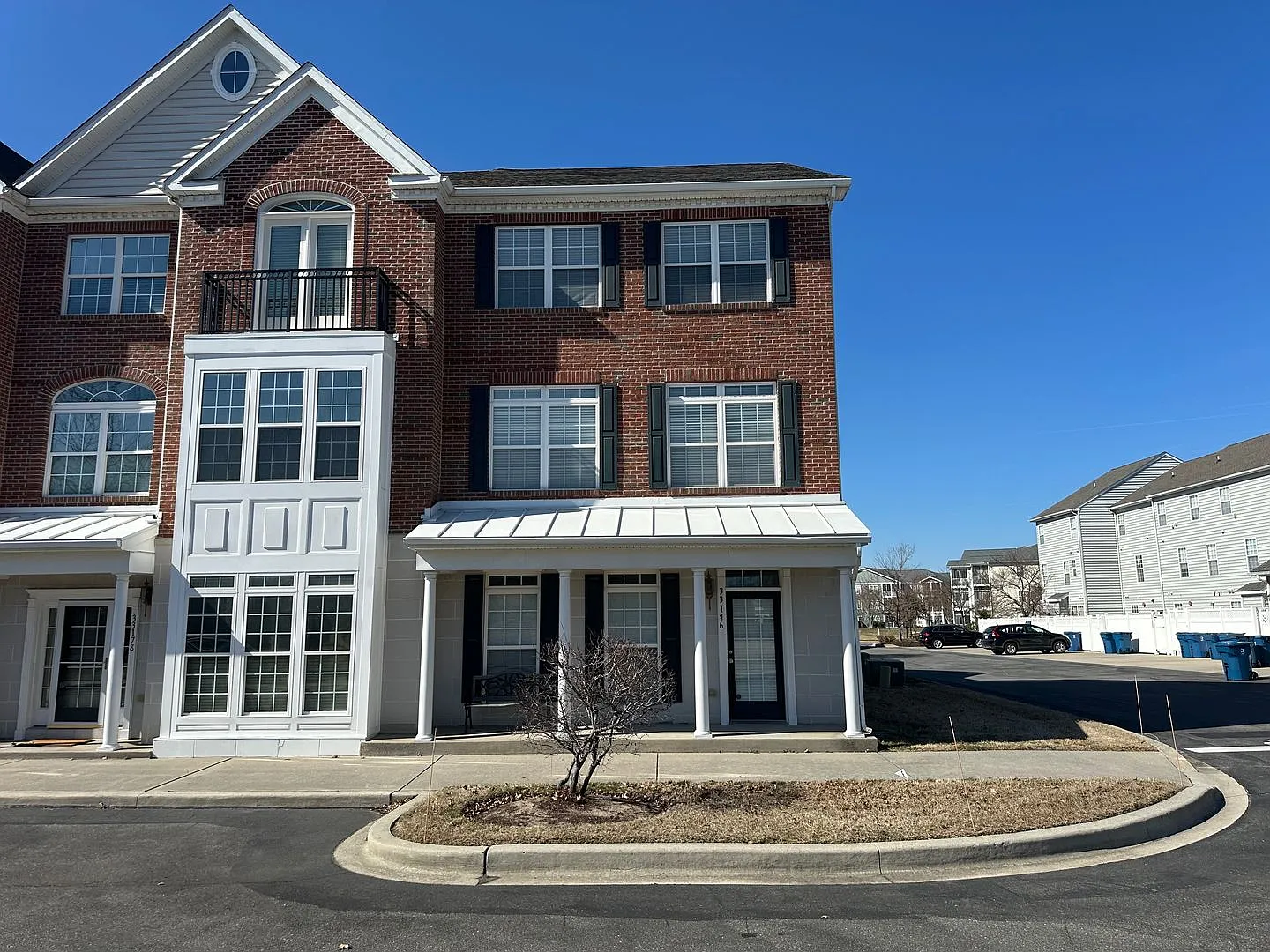 Lovely 4 bedroom townhome in Villages of Five Points — Photo 1