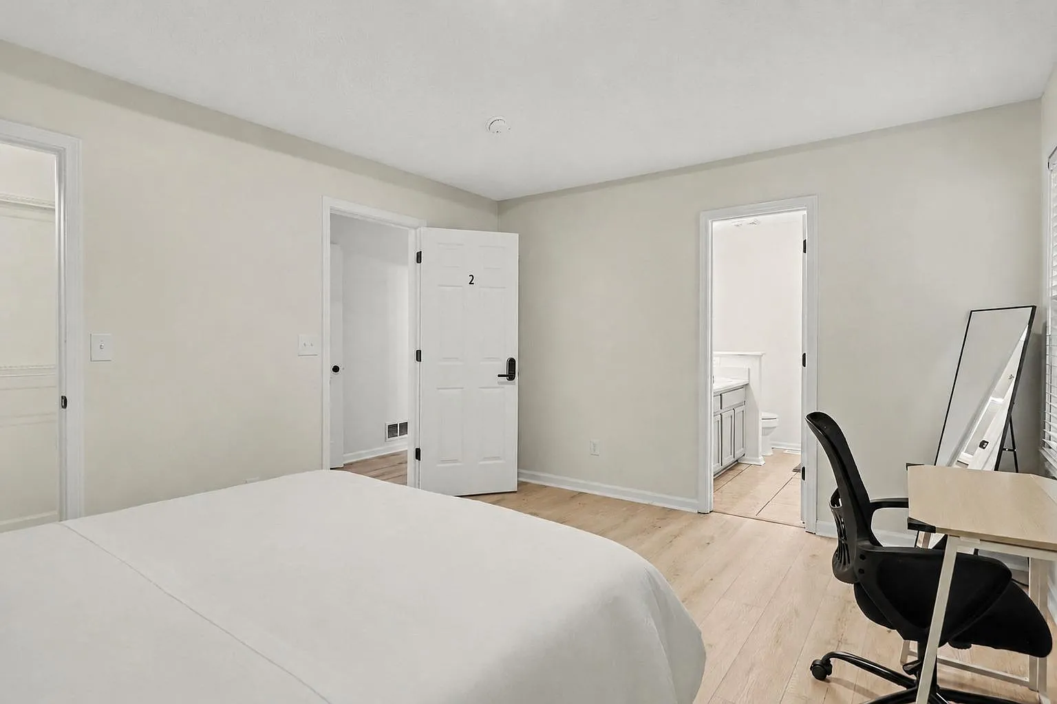 4 bed, 3.0 bath, 2200 sqft, $1,113 — Photo 2