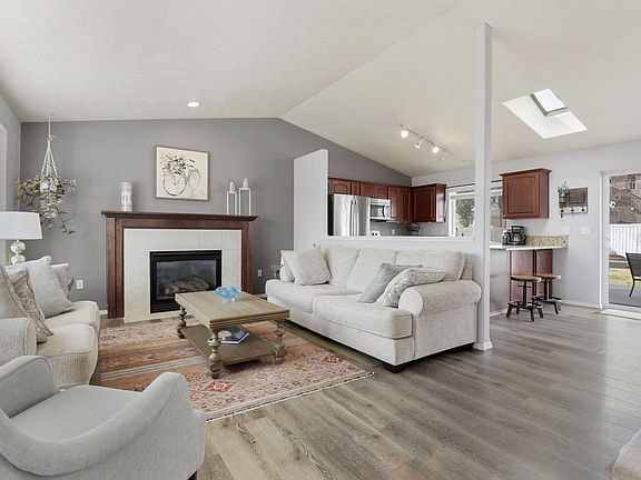 3rd image of 1110 W Creekstone Ave
