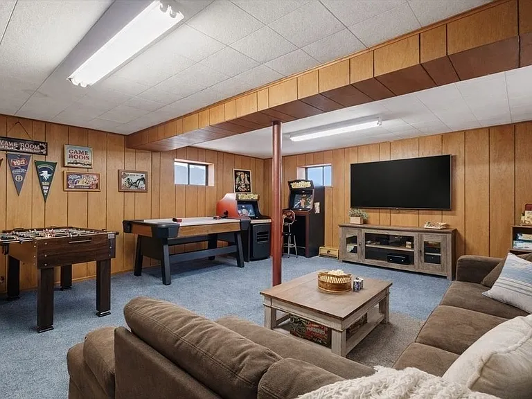 223 Edgewater Dr — Photo 4