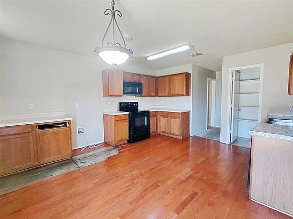 3rd image of 2123 W Grove Ln