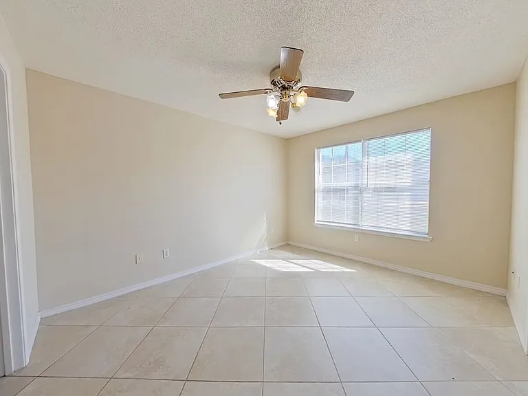 914 Christen Ct — Photo 8