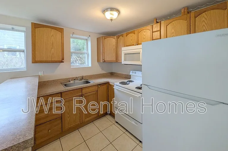 1379 Ingleside Ave — Photo 2