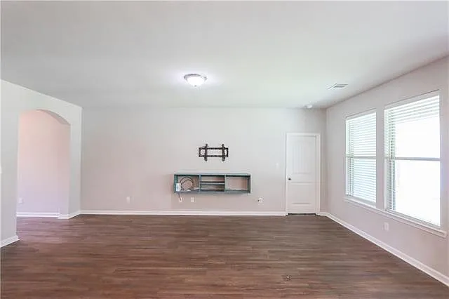 3 bed, 2.0 bath, 1477 sqft, $1,900 — Photo 3