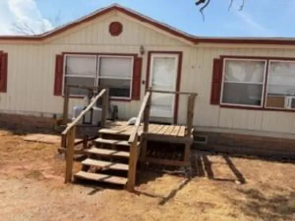 105 Seminole St, Tye, TX 79563