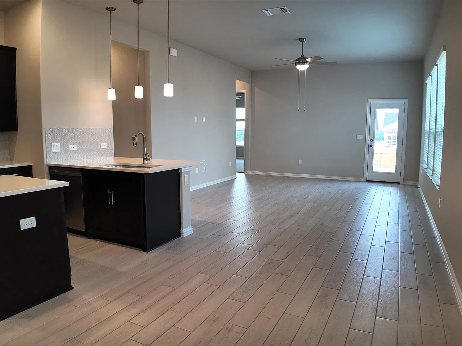 3 bed, 2.0 bath, 1594 sqft, $2,495 — Photo 4
