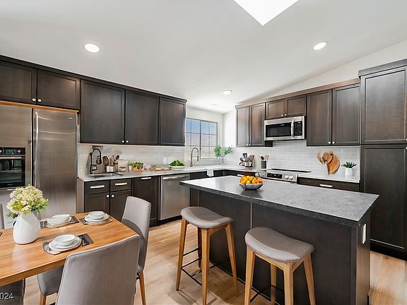 4th image of 575 W Pacific Ave