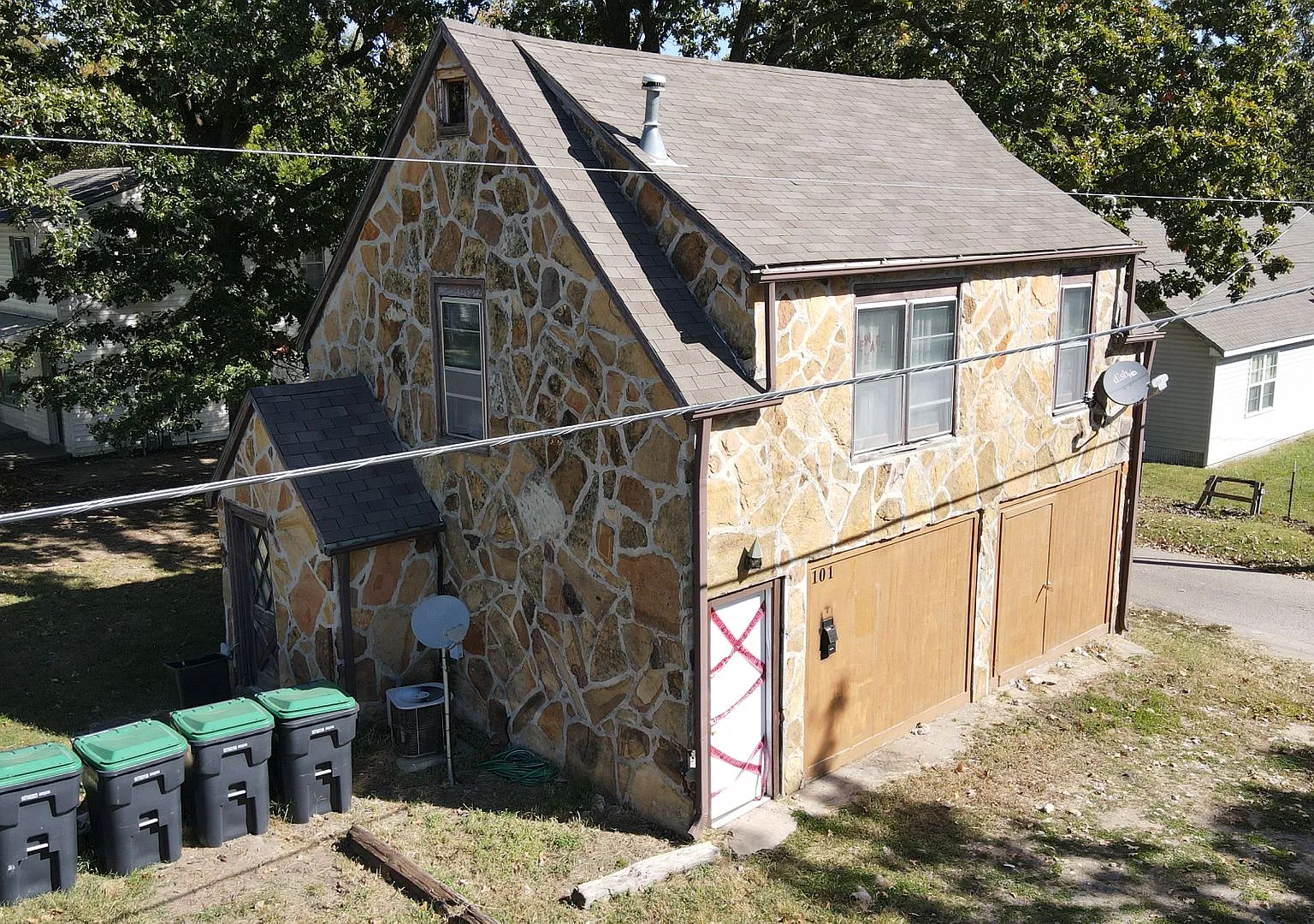 unique 1 bedroom, 1 bathroom "tree top" apartment — Photo 2