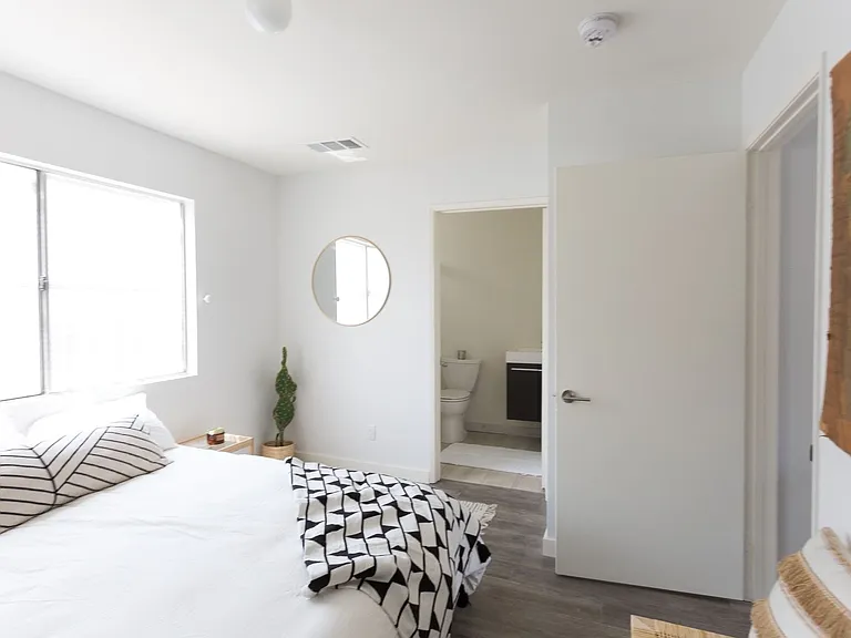 1815 E 2nd St #17 — Photo 10