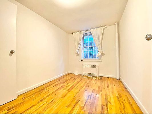 3rd image of 214 W 20th St APT 1f