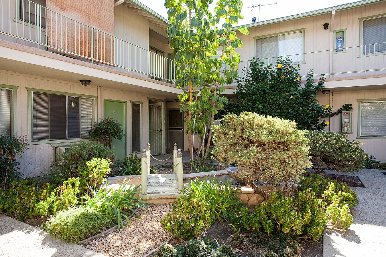 1934 N Hollywood Way — Photo 2