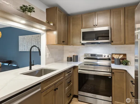 21615 80th Avenue W #215, Edmonds, WA 98026