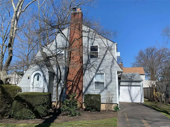 21 Salisbury Avenue, Stewart Manor, NY 11530