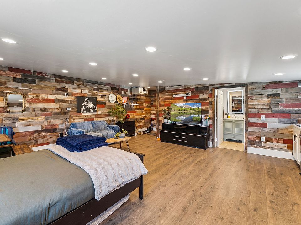 Huge studio apartment with plenty of opportunities to make it your own.
