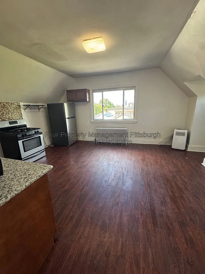 3 bed, 1.0 bath, $1,395 — Photo 2