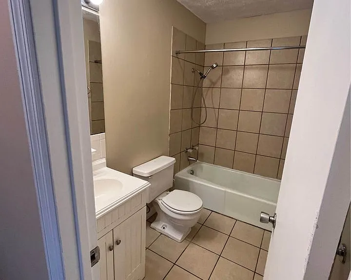 250 Wayne Dr #4D — Photo 2