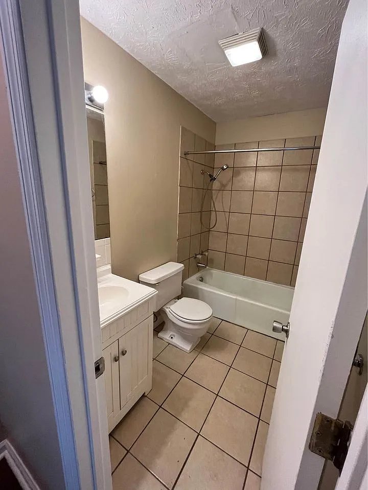 Building Photo - 250 Wayne Dr #4D