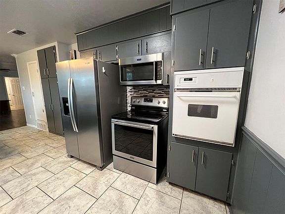 2nd image of 1211 Cozby St E