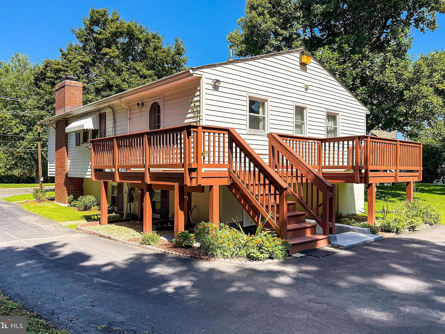 3 bed, 2.0 bath, 1765 sqft, $3,200 — Photo 3