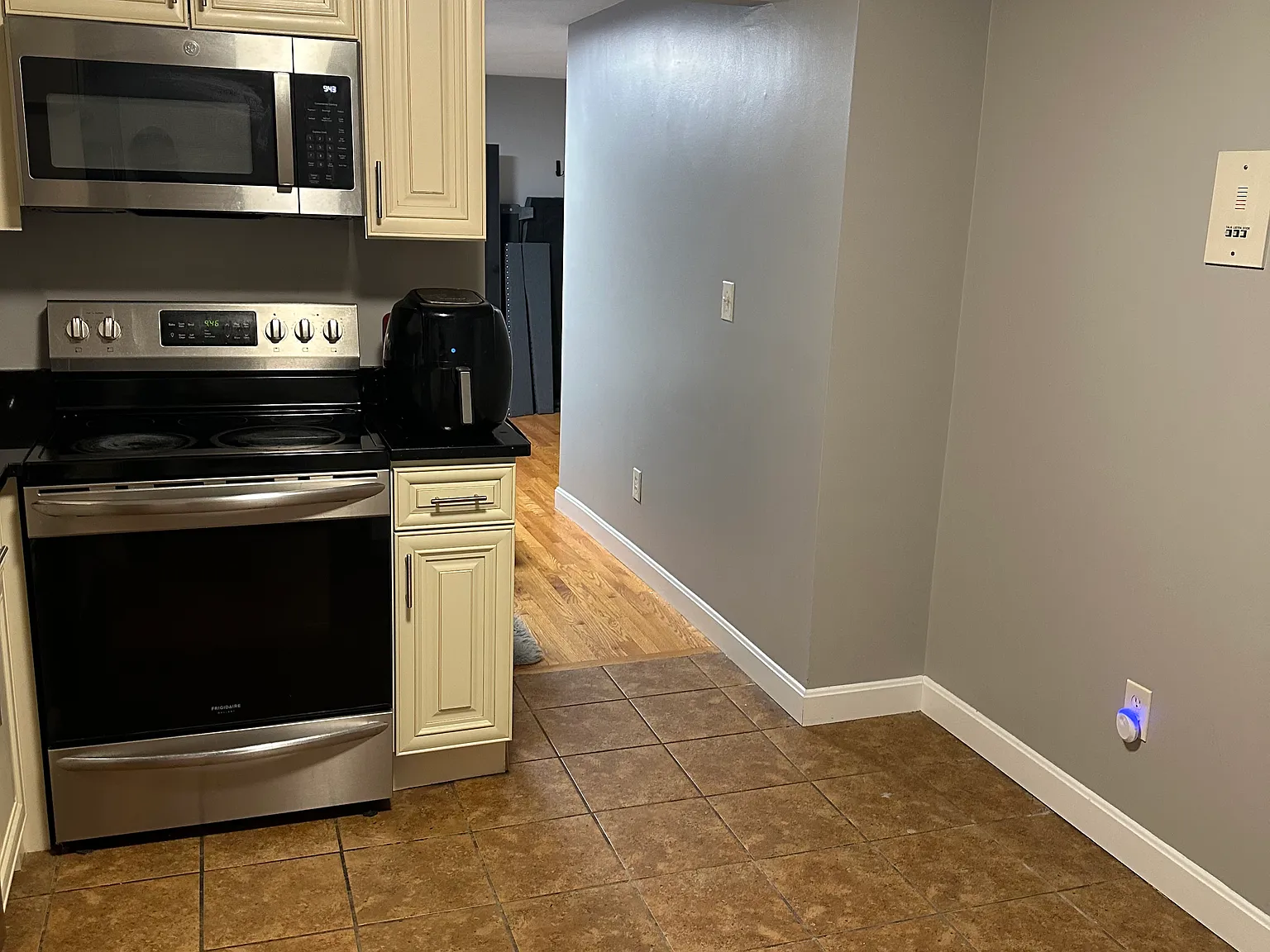 2 bed, 800 sqft, $2,300 — Photo 3