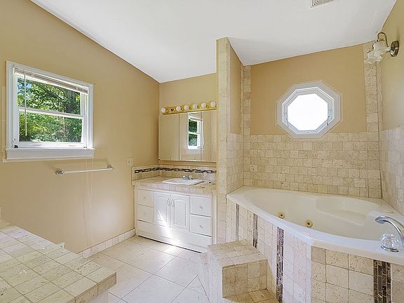 3rd image of 475 Wedgewood Dr