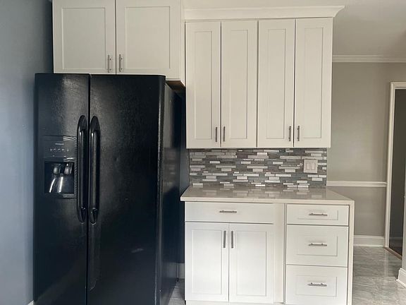 Kitchen with Upgraded Cabinets, Backsplash, Flooring