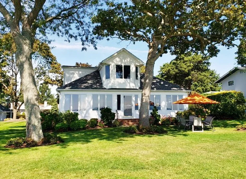 July only 21K! Fabulous Vintage 1940 Bay Beach House — Photo 2