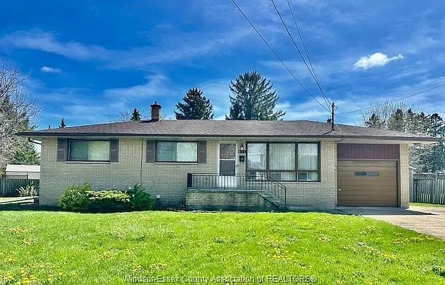 921 Kennedy Dr W — Photo 1