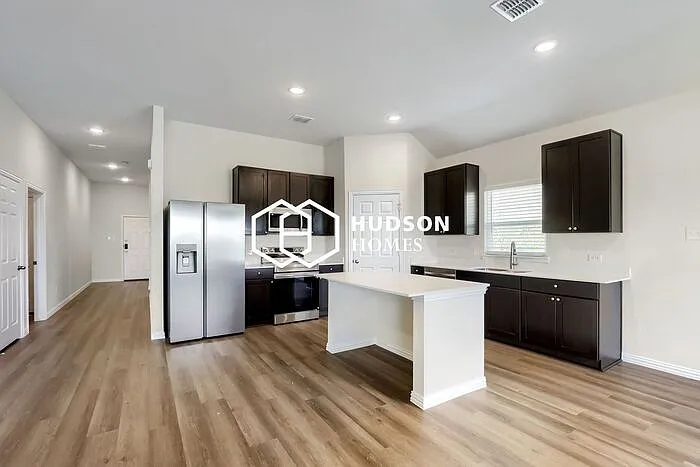 3 bed, 2.0 bath, 1600 sqft, $1,699 — Photo 4