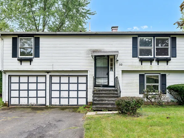 32 Farmstead Circle, Bloomfield, CT 06002