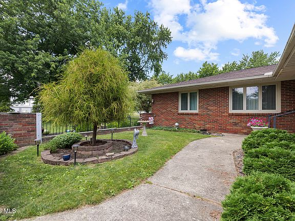 3rd image of 1361 N Tettau Rd