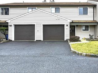 14 Sunflower Ct, Edison, NJ 08820