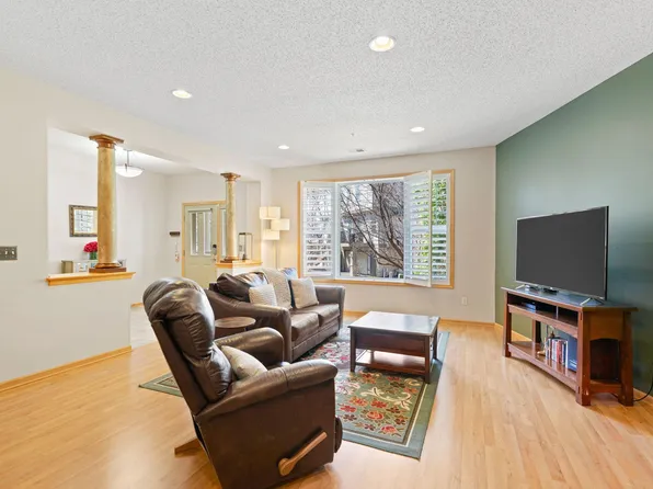 11183 Kinsley St, Eden Prairie, MN 55344