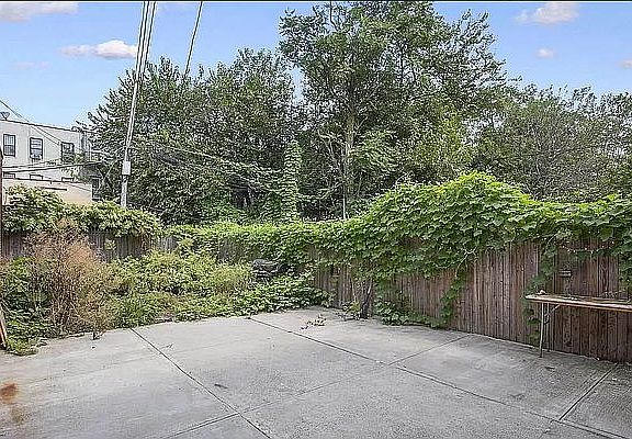 4th image of 2403 Dean St #1