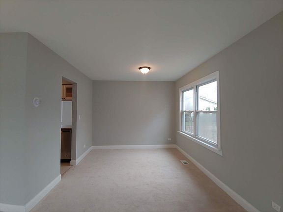 3rd image of 1028 W Elmwood Ln