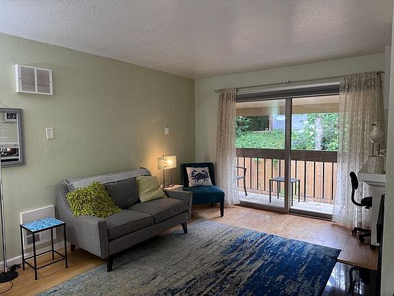 2nd image of 3201 Golden Oaks Ln