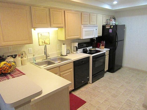5th image of 619 Hampton Woods Dr