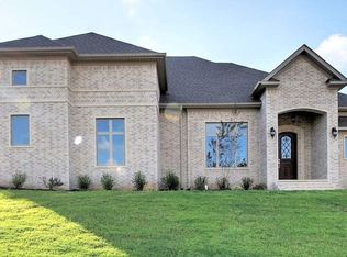 119 Navajo Trl, Maumelle, AR 72113