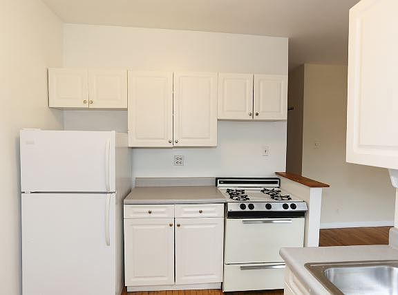 3rd image of 630 W Cornelia Ave APT 2S
