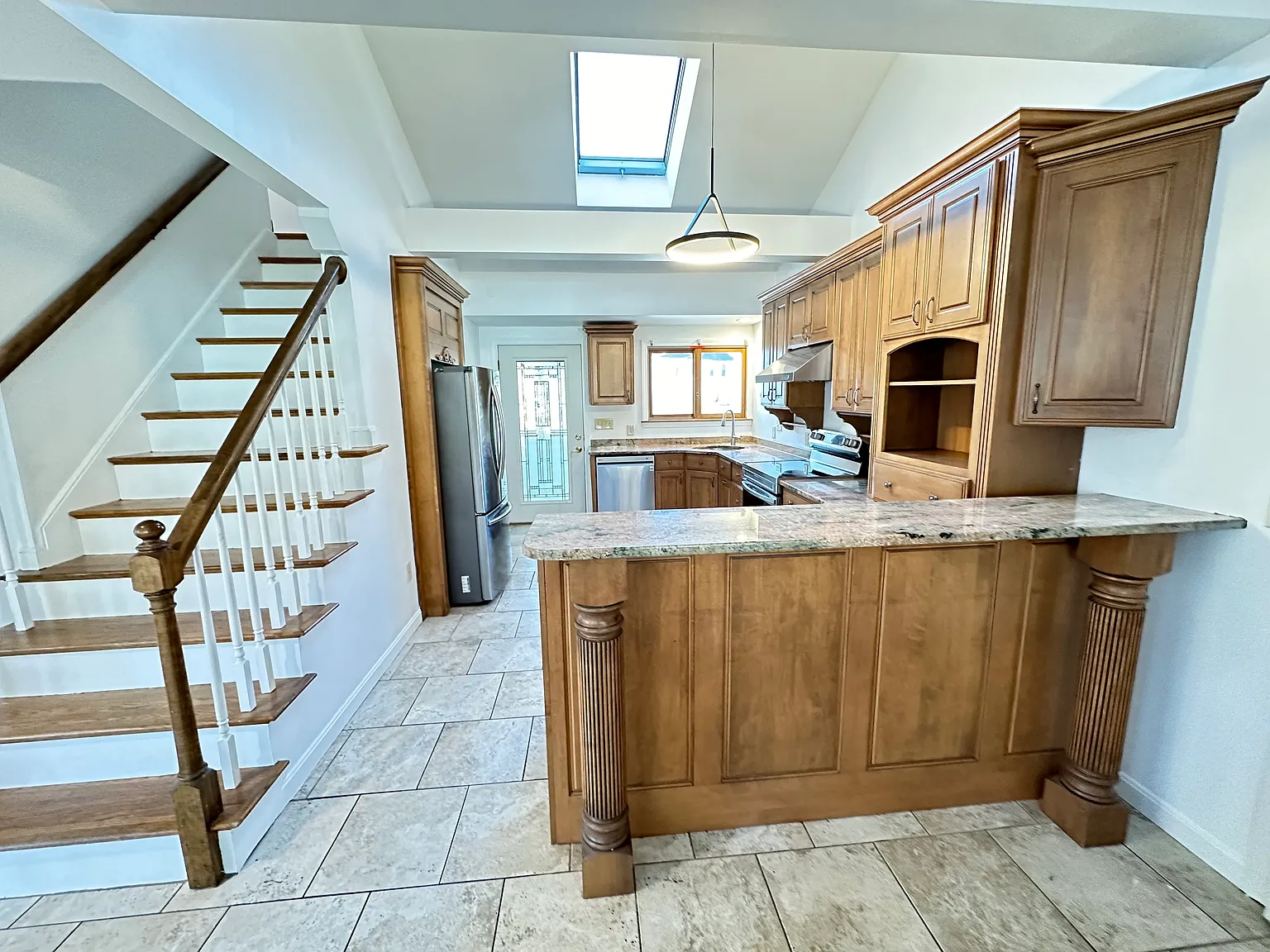 5 bed, 2.5 bath, 2721 sqft, $5,700 — Photo 4