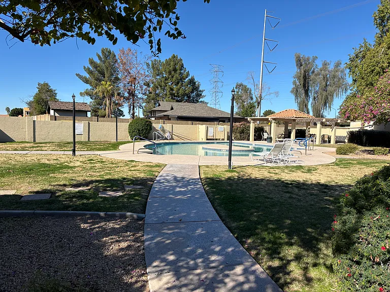 907 E Vaughn Ave — Photo 17