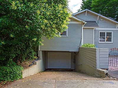 3rd image of 2308 Lakeview Ave