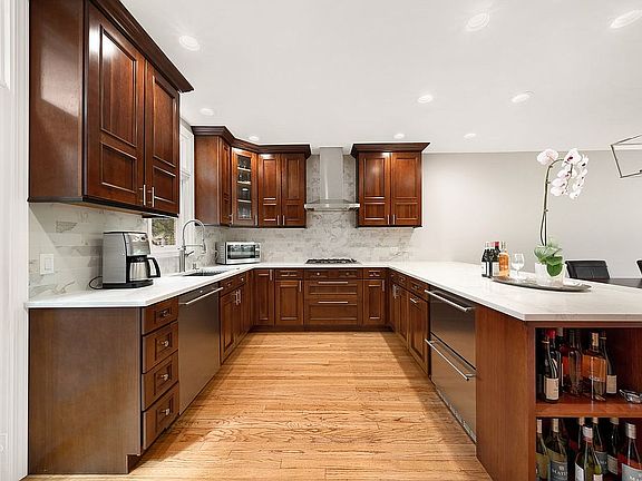 3rd image of 2721 N Janssen Ave #A