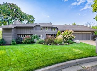 300 Eagle Ridge Cir, Burnsville, MN 55337
