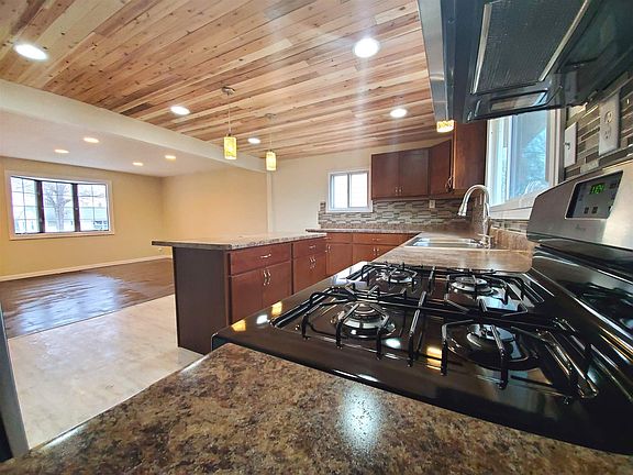 5th image of 1010 Rosewood Dr